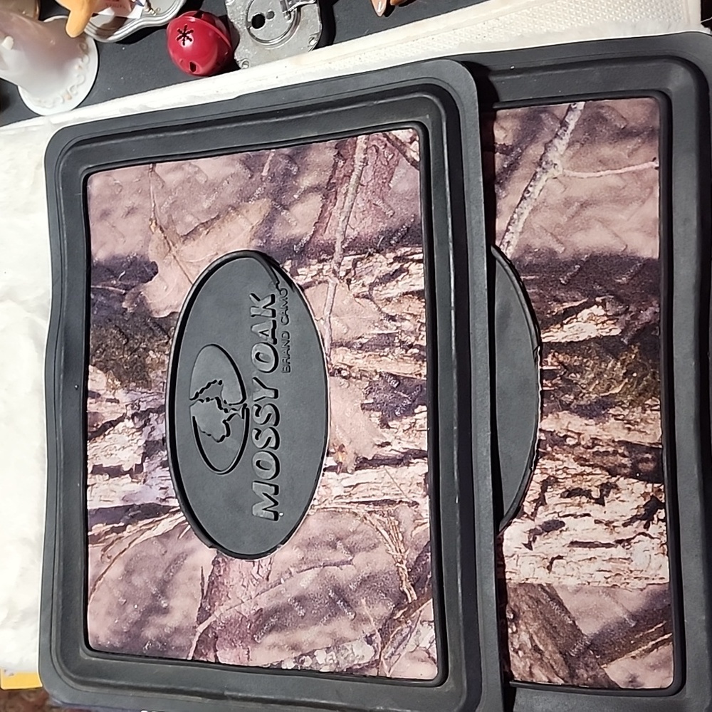 MOSSY OAK  2 TOTAL  FLOOR MATS . 👀 SEE PHOTOS 👀 .